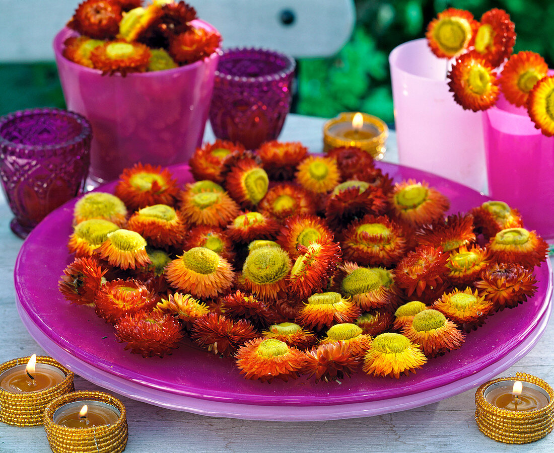 Plate with flowers of straw flowers