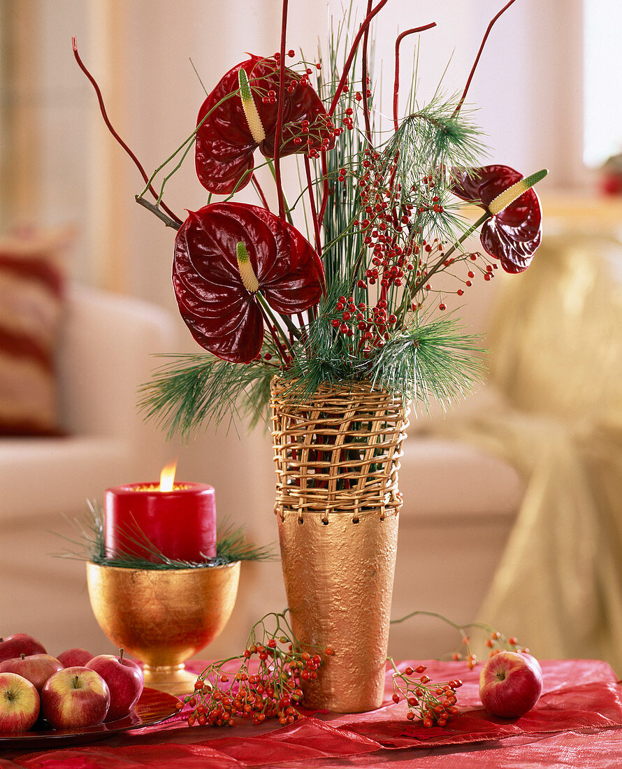 Winterlicher Strauß mit Anthurium andreanum 'Chichas' (Große Flamingoblume)