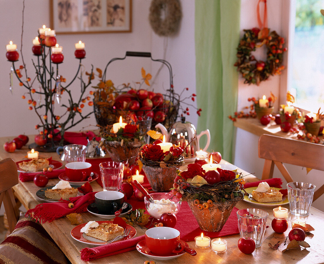 Tafel mit Apfelkuchen und Apfeldeko Rosa (Rosen und Hagebutten, Malus (Äpfel)