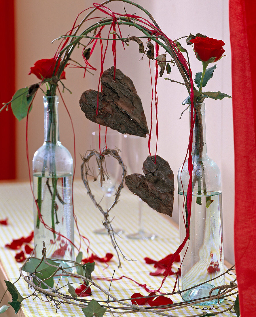 Rosa (red roses), Hedera (ivy), hearts cut from bark