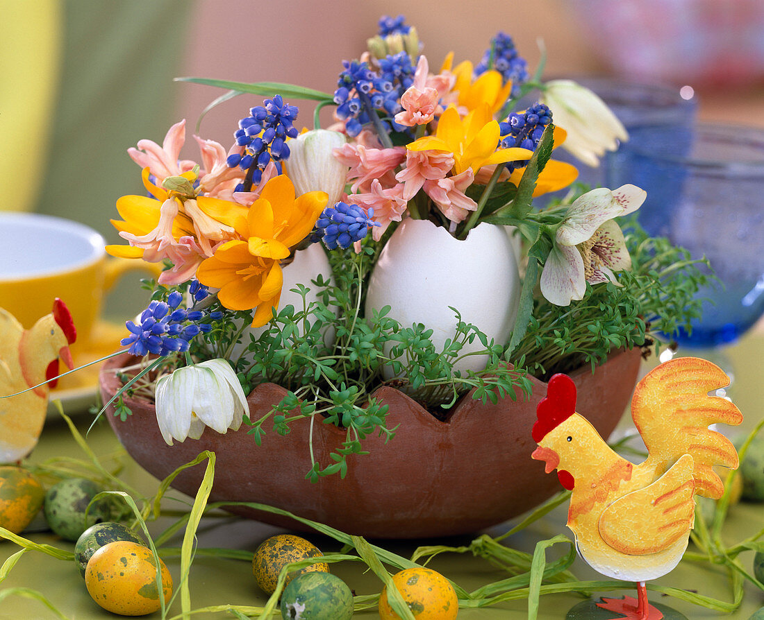 Terracotta egg with cress, goose eggs as vases with crocus