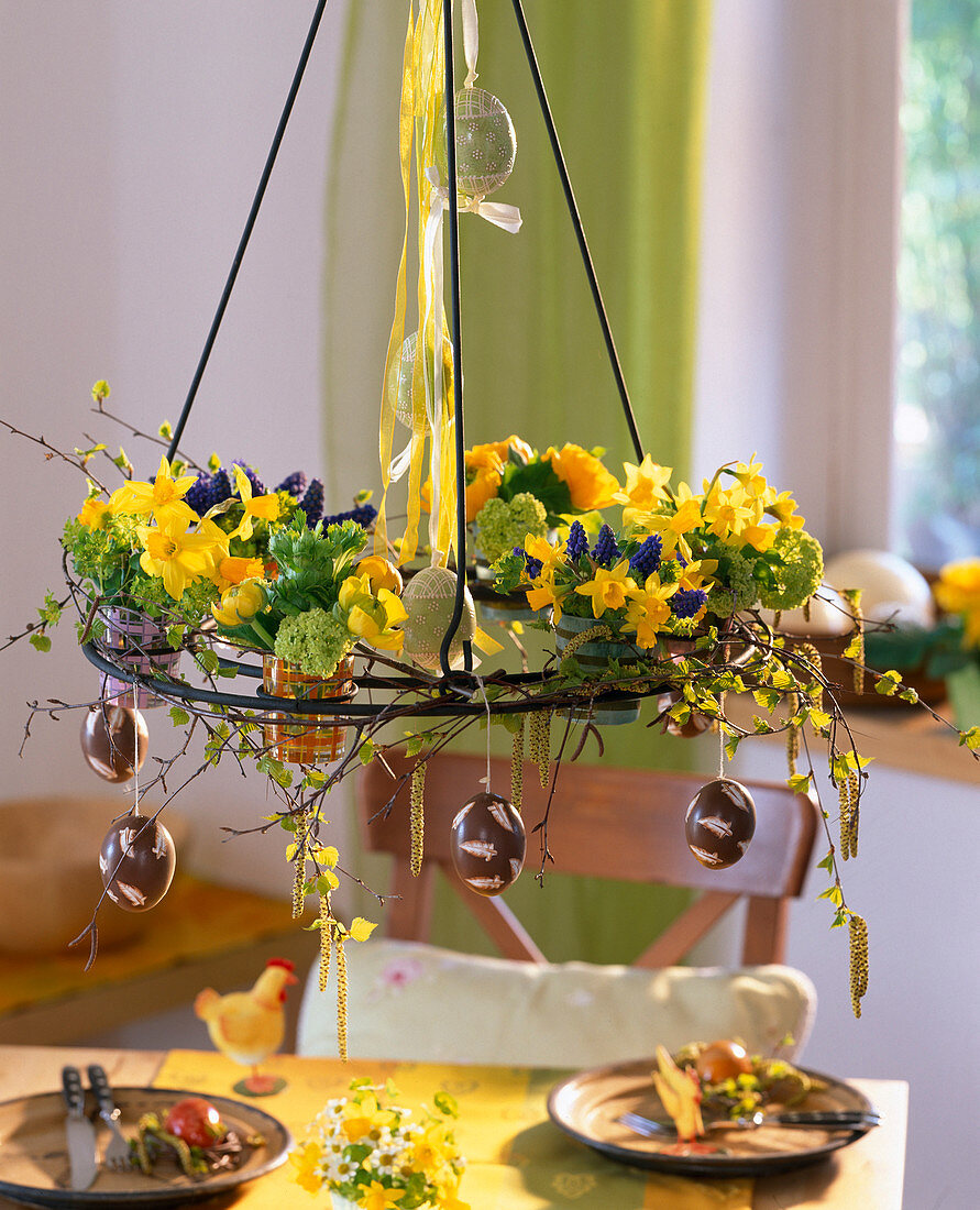 Hanging table decoration: metal frame with small bouquets of