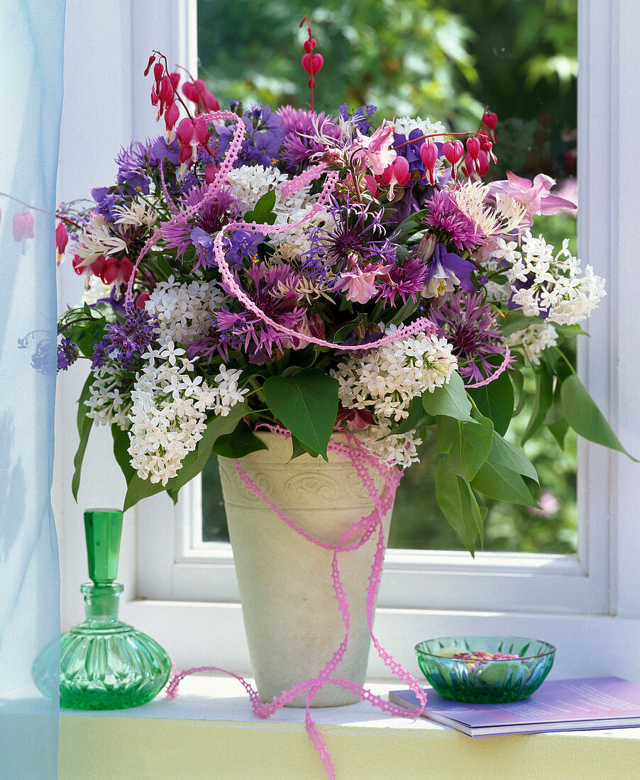 Syringa (Flieder), Centaurea (Flockenblume), Dicentra (Tränendes Herz)