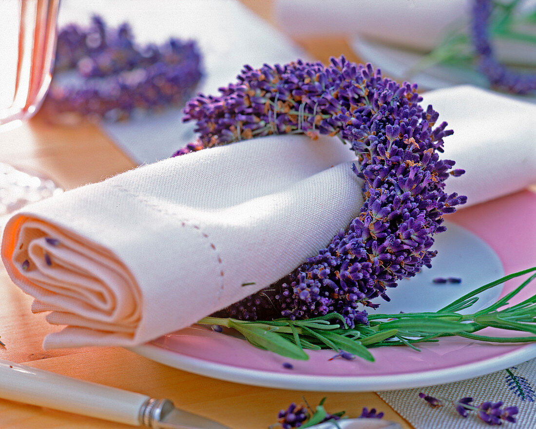 Lavandula (lavender), wreath as a napkin ring