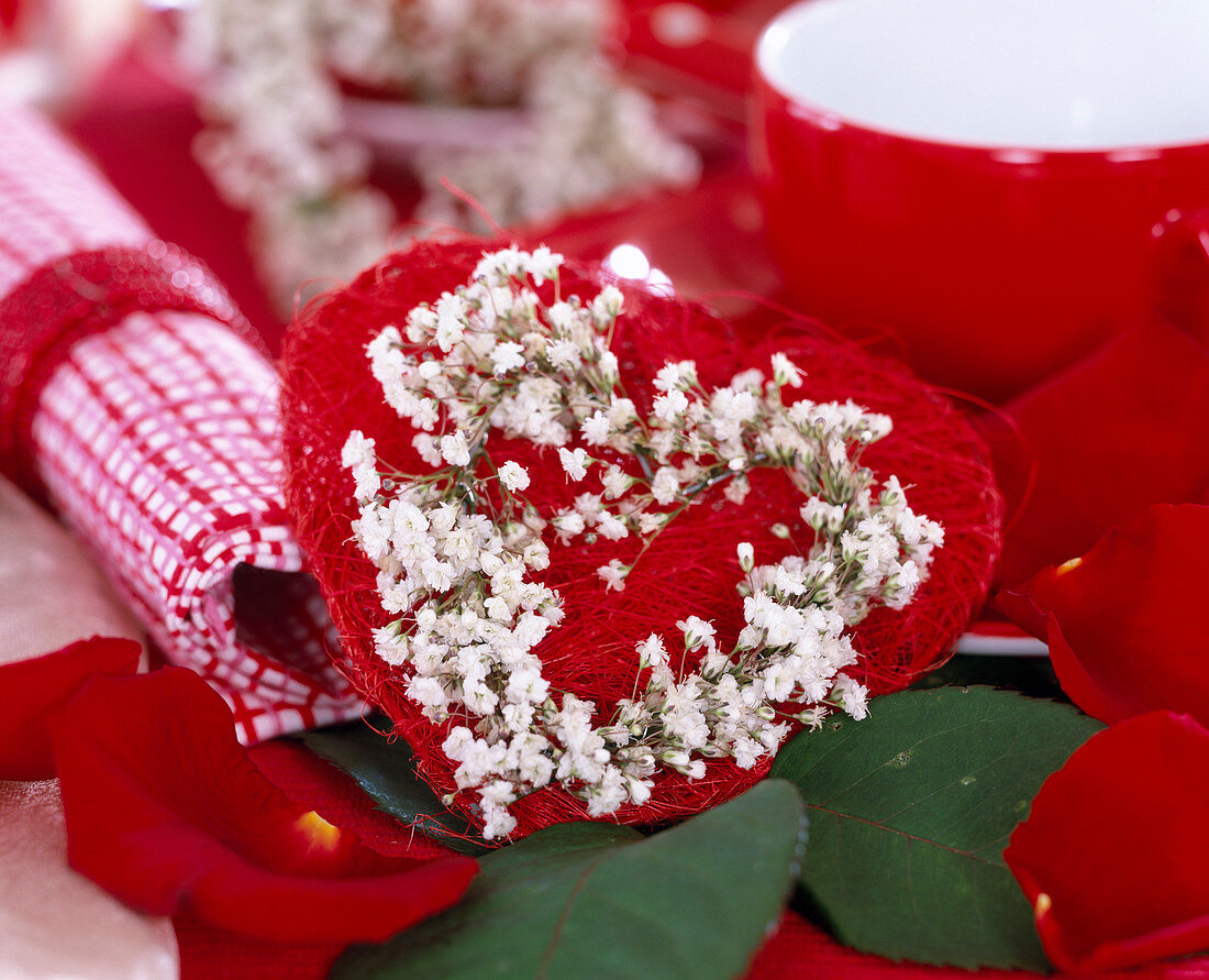 Rotes Sisalherz mit Gypsophila (Schleierkraut) auf Drahtherz