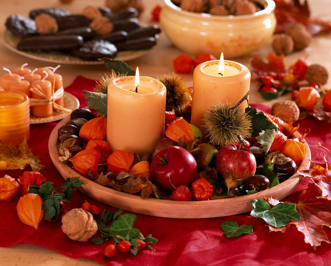 Tonteller mit Physalis (Lampions), Malus (Äpfel)