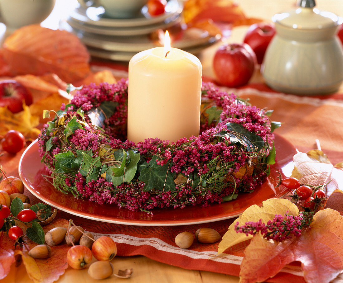 Plate wreath from Erica gracilis with candle