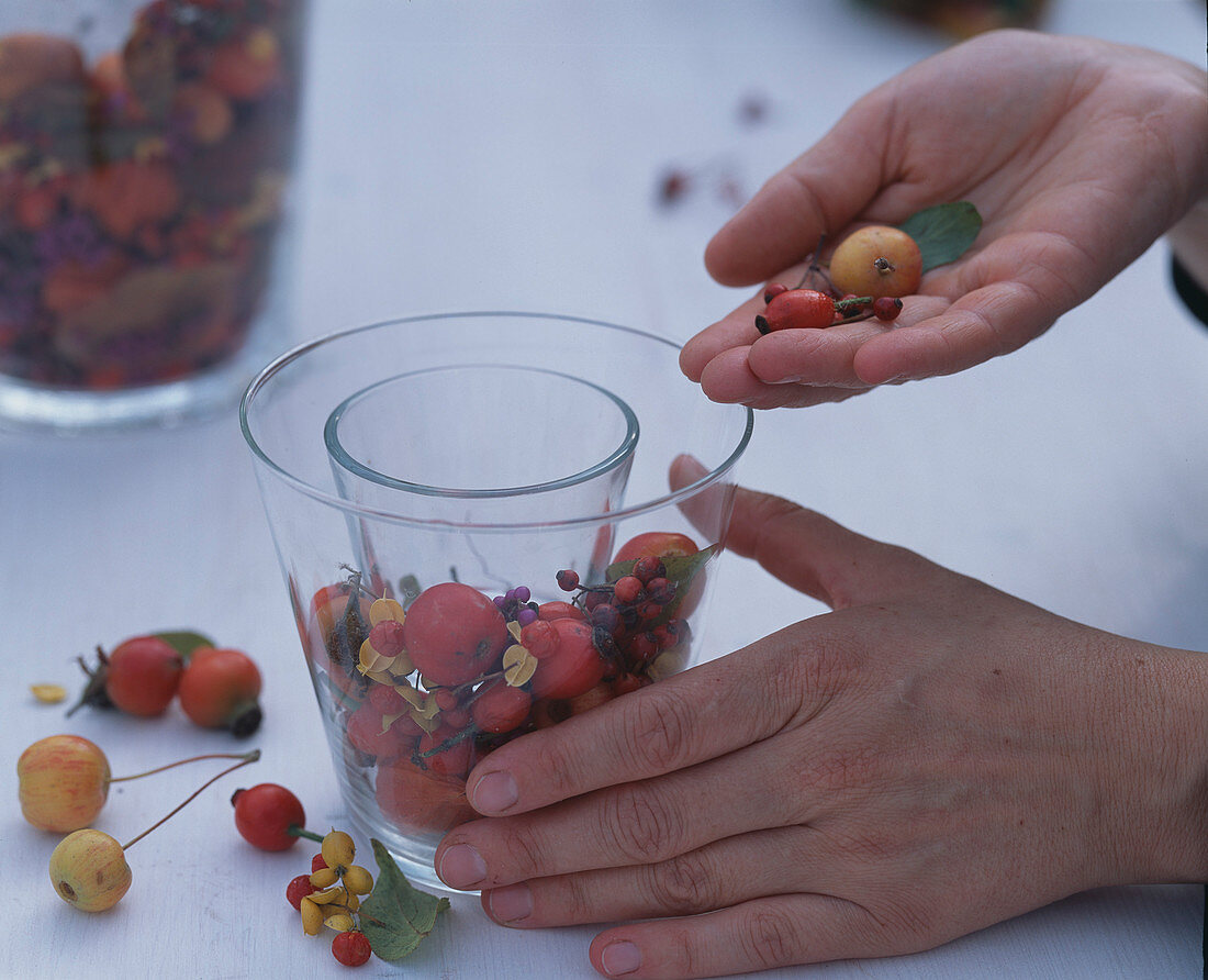 Kerzengläser mit Beerenschmuck