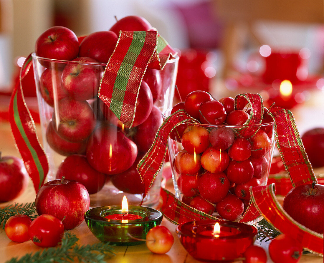 Glas mit Zieräpfeln und Weihnachtsäpfeln