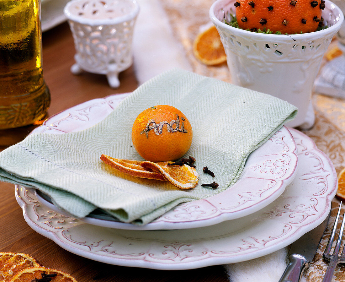 Citrus (Orangenscheiben), Clementine als Platzkarte, Gewürznelken als Servietten