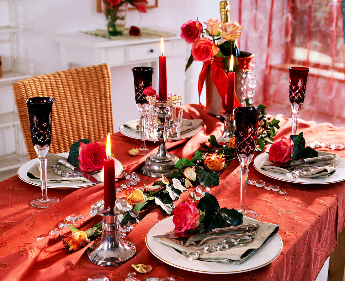 Table decoration with pink (roses), Hedera (ivy), ruby champagne glasses, glass crystals