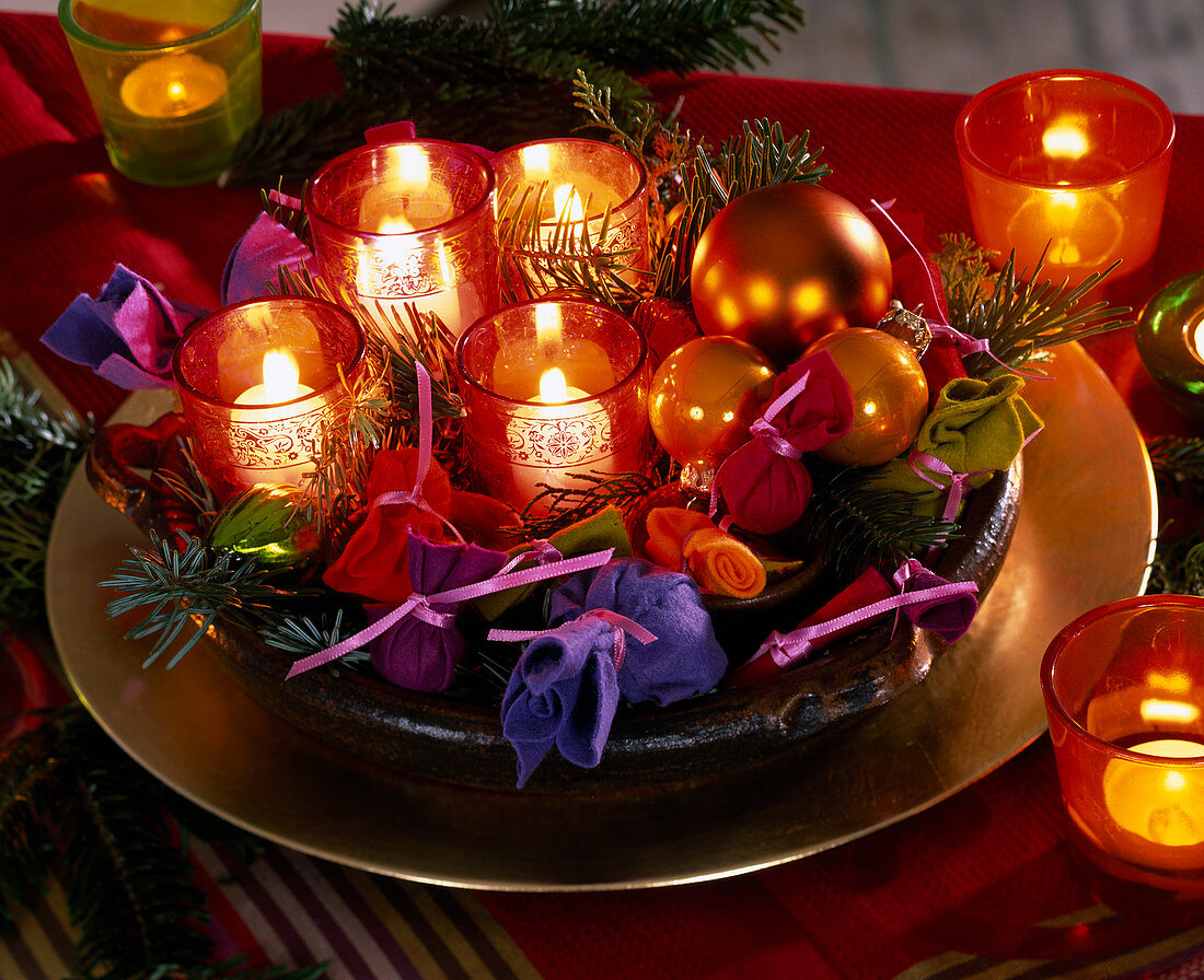Abies / Tannenzweige, Baumkugeln, Filzsäckchen, Gläser mit Kerzen, Blechteller