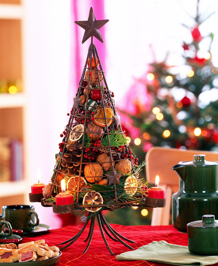 Advent wreath in the shape of a fir tree filled with: Citrus (orange slices), Juglans