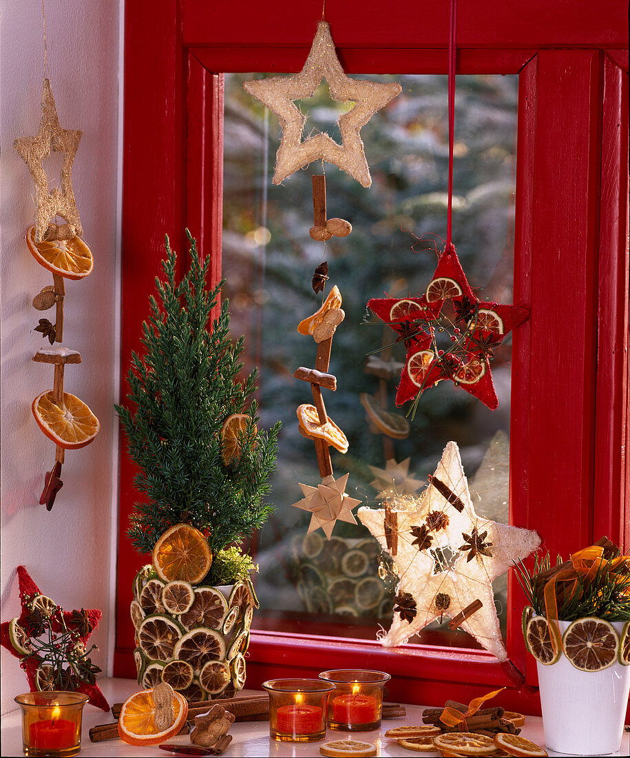 Fragrant window decoration Juniperus column wax holders, sisal stars, citrus orange