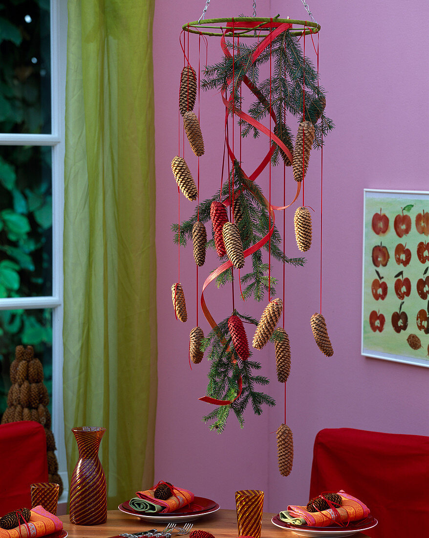 Picea (Fichtenzapfen und -zweige) als hängende Tischdeko