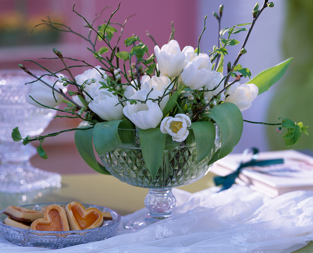 Tulipa (tulip), branches of Vaccinium (blueberry)