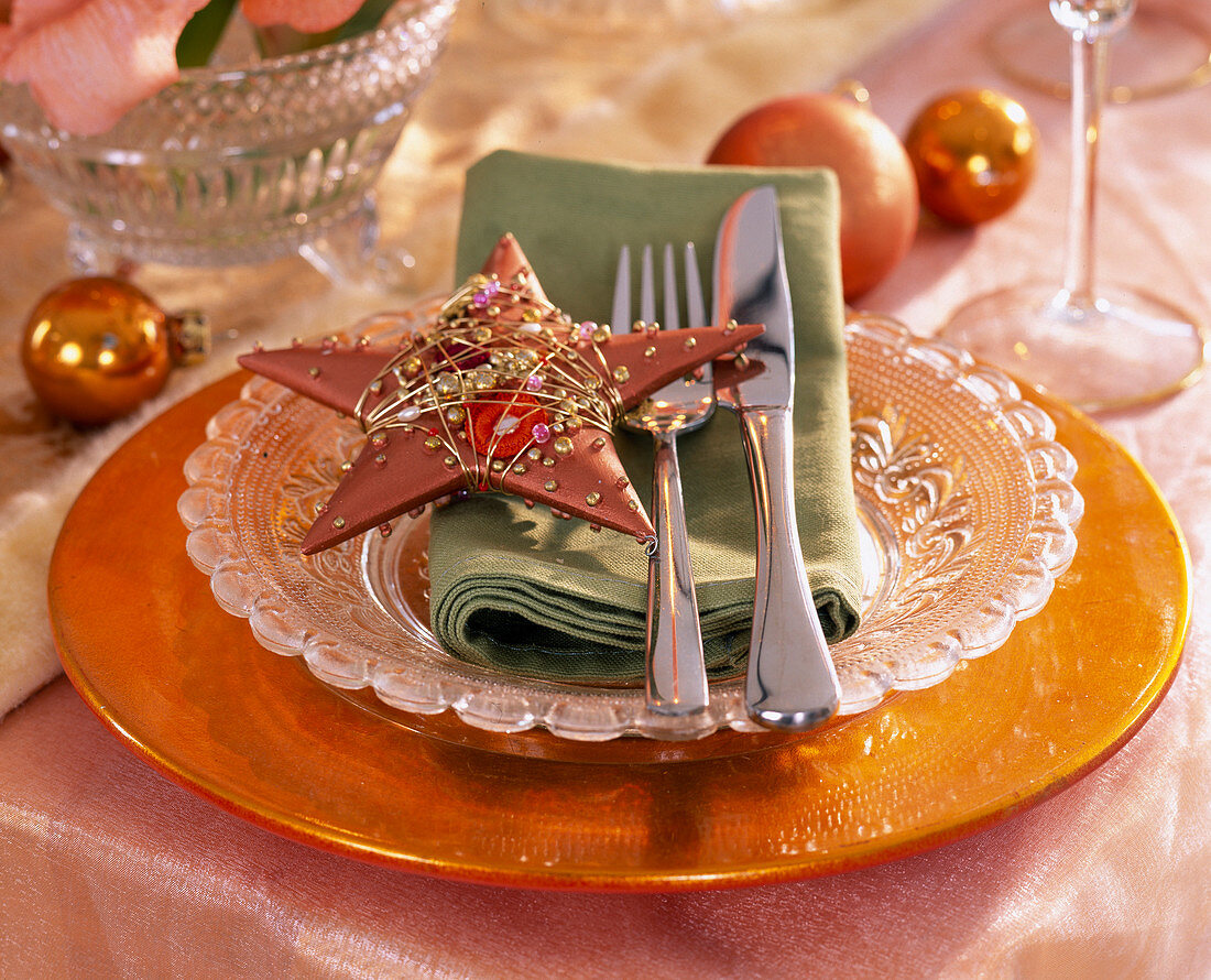 Napkin deco with coppery star, tree balls