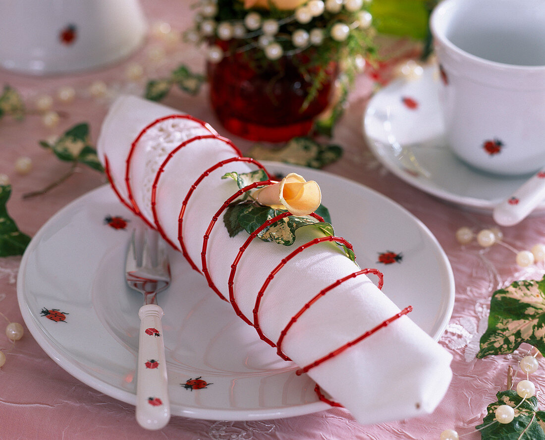 Napkin wrapped with pearl cord, Rosa (rose petal)