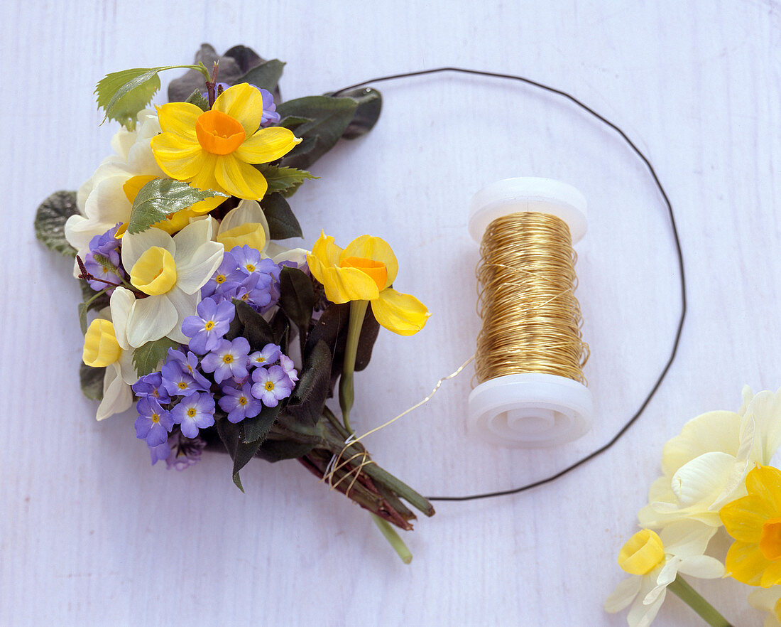 Narcissus-primula-myosotis wreath