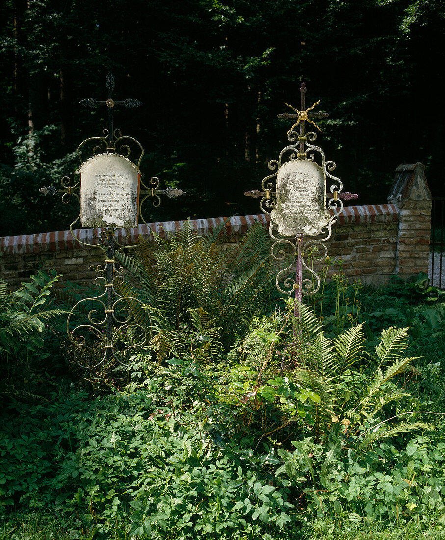 Schmiedeeiserne Kreuze auf altem Friedhof