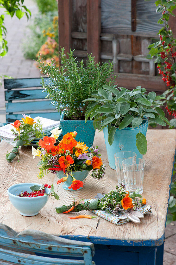 Tischdeko mit Kräutern und essbaren Blüten