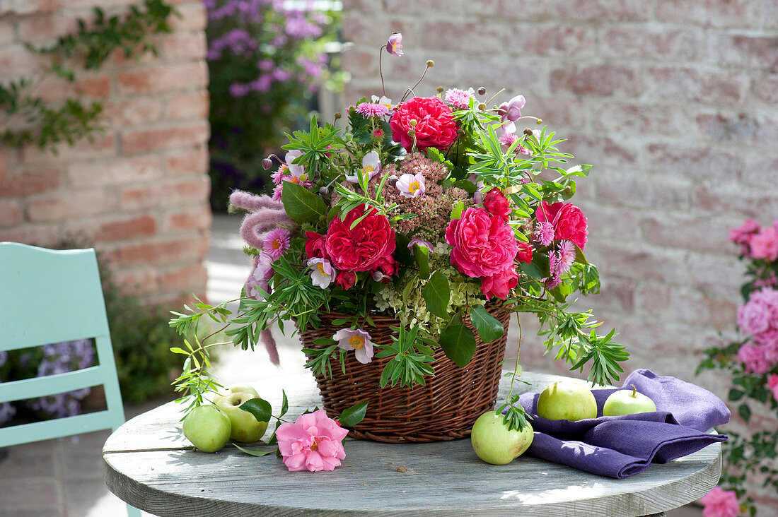 Strauss aus Rosa (Rosen), Sedum (Fetthenne), Euphorbia