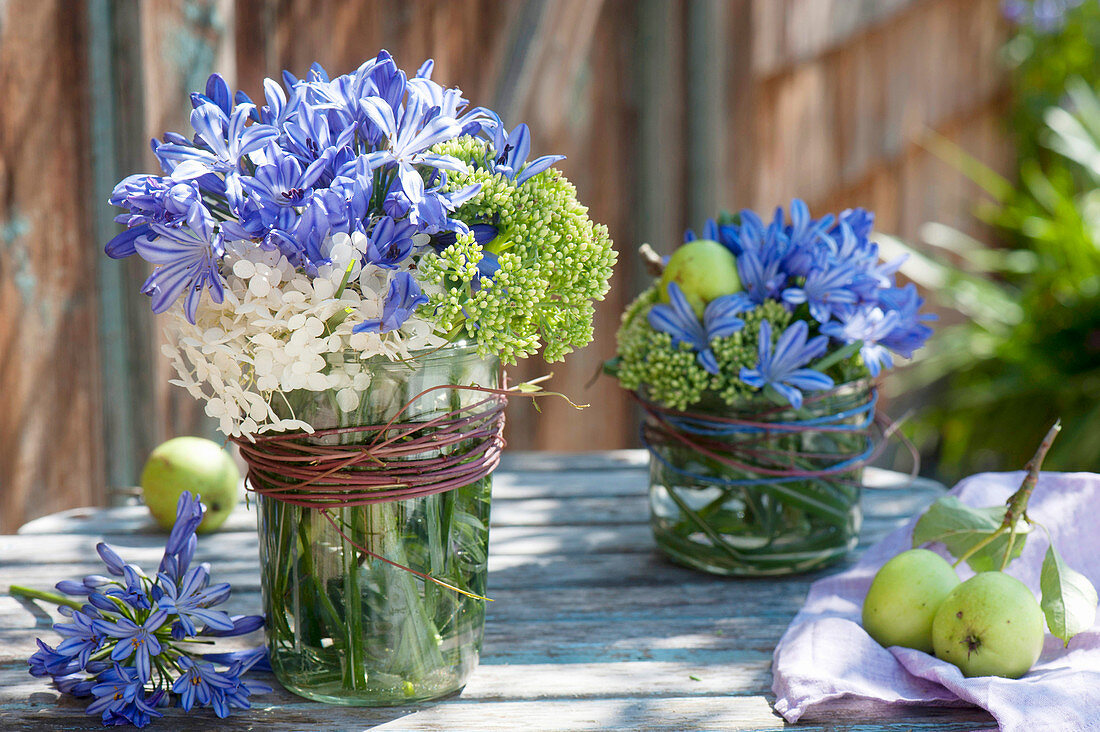 Kleine Straeusse aus Agapanthus (Schmucklilien), Sedum (Fetthenne)