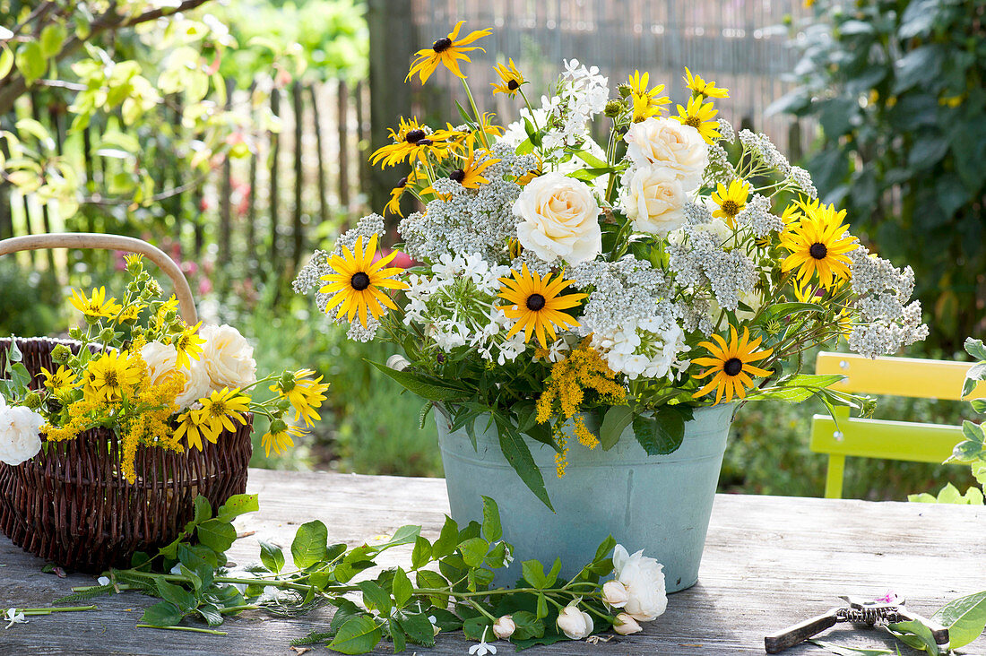 Laendlicher Strauss in Metall-Gefäss : Rosa (Rosen), Achillea (Schafgarbe