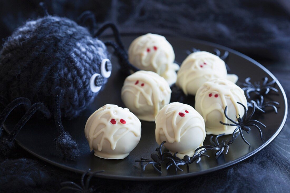 Pumpkin truffle mummies for Halloween