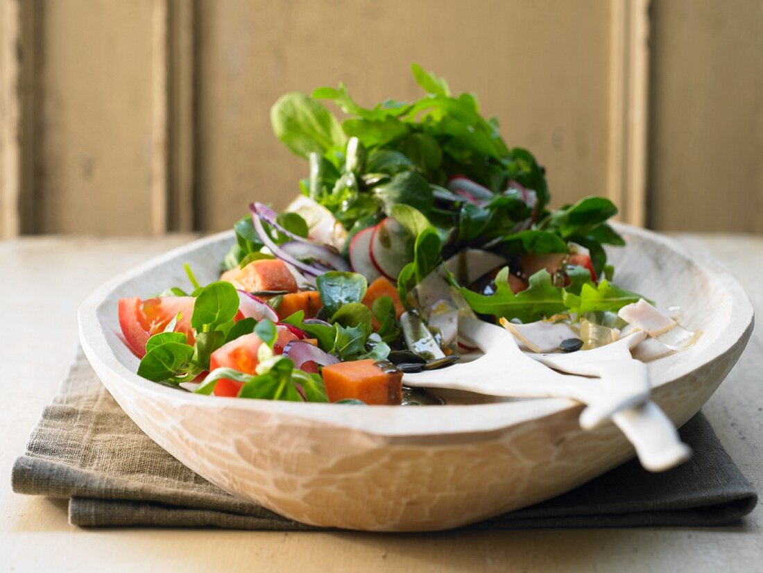 Styrian salad with poultry, pumpkin seeds, pumpkin cubes and pumpkin seed oil