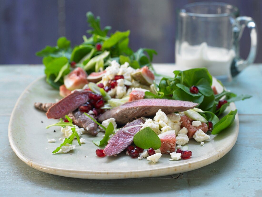 Orientalischer Portulaksalat mit Rucola, Lammfilets und Schafskäse in Chili-Sesam-Dressing