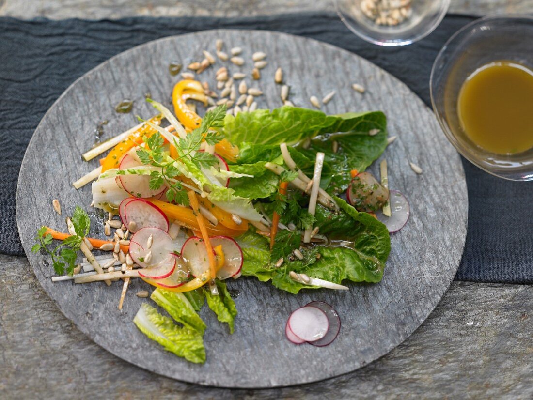 Crudité-Salat aus rohem Gemüse mit Kerbel-Sardellen-Vinaigrette