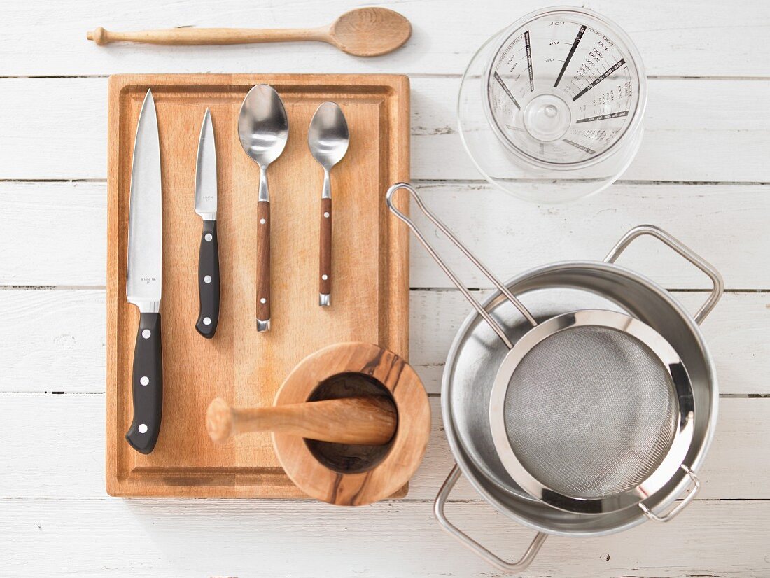 Kitchen utensils for making rabbit in an Oriental-style spice crust