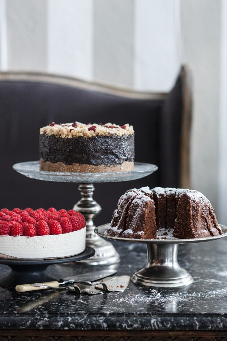 Vegane Kuchen und Torten auf Etageren im Café