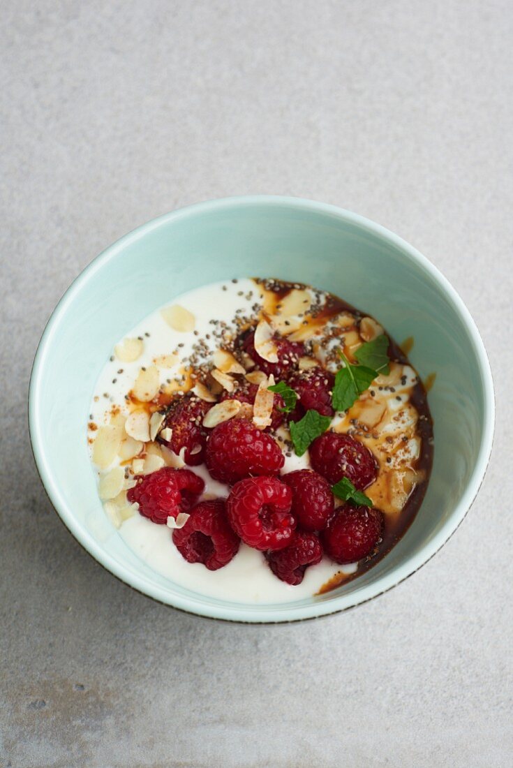 Joghurt-Himbeer-Müsli mit Mandelblättchen