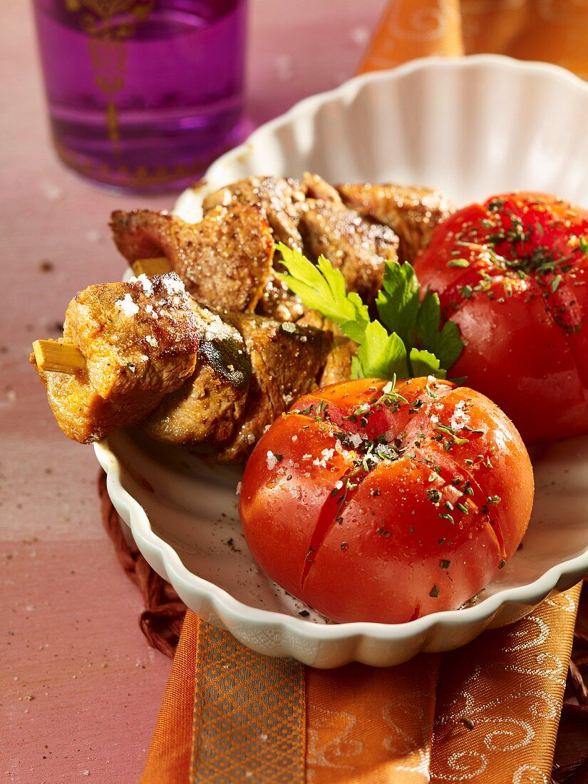 Maurische Fleischspiesschen mit gratinierten Tomaten