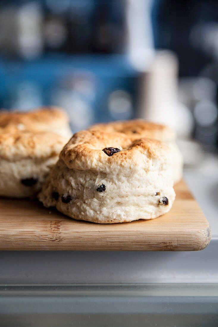 Scones with raisins