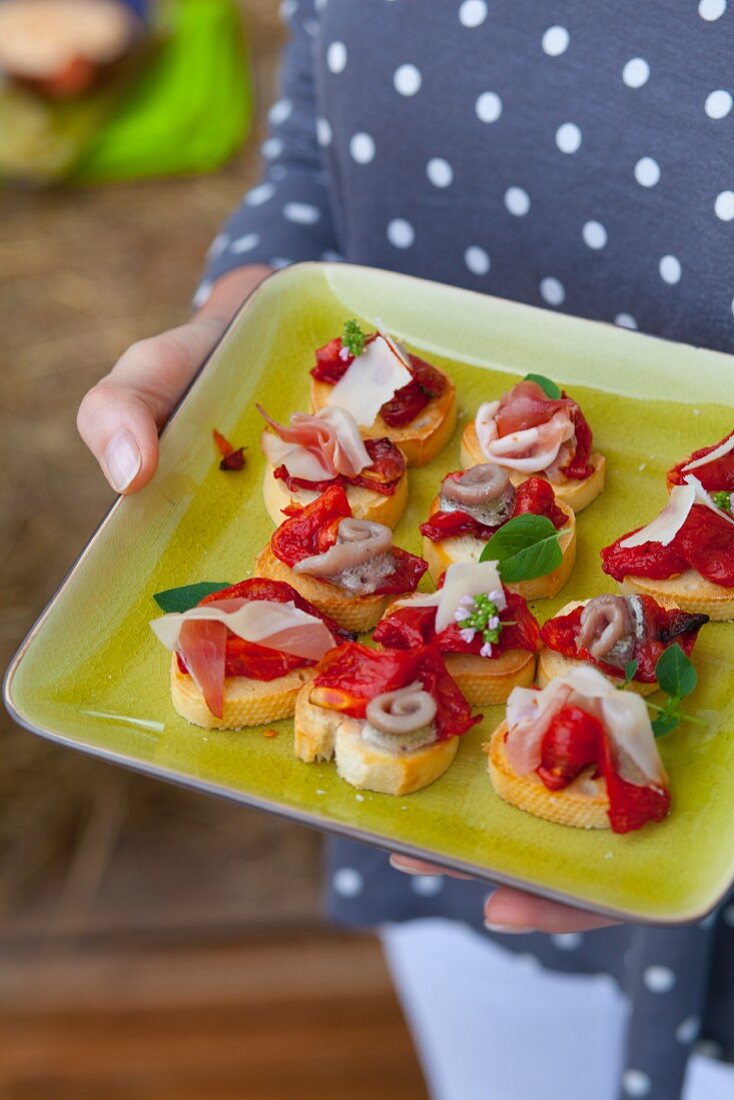 Crostini mit Ziegenkäse, Sardellen und gegrillter Paprika