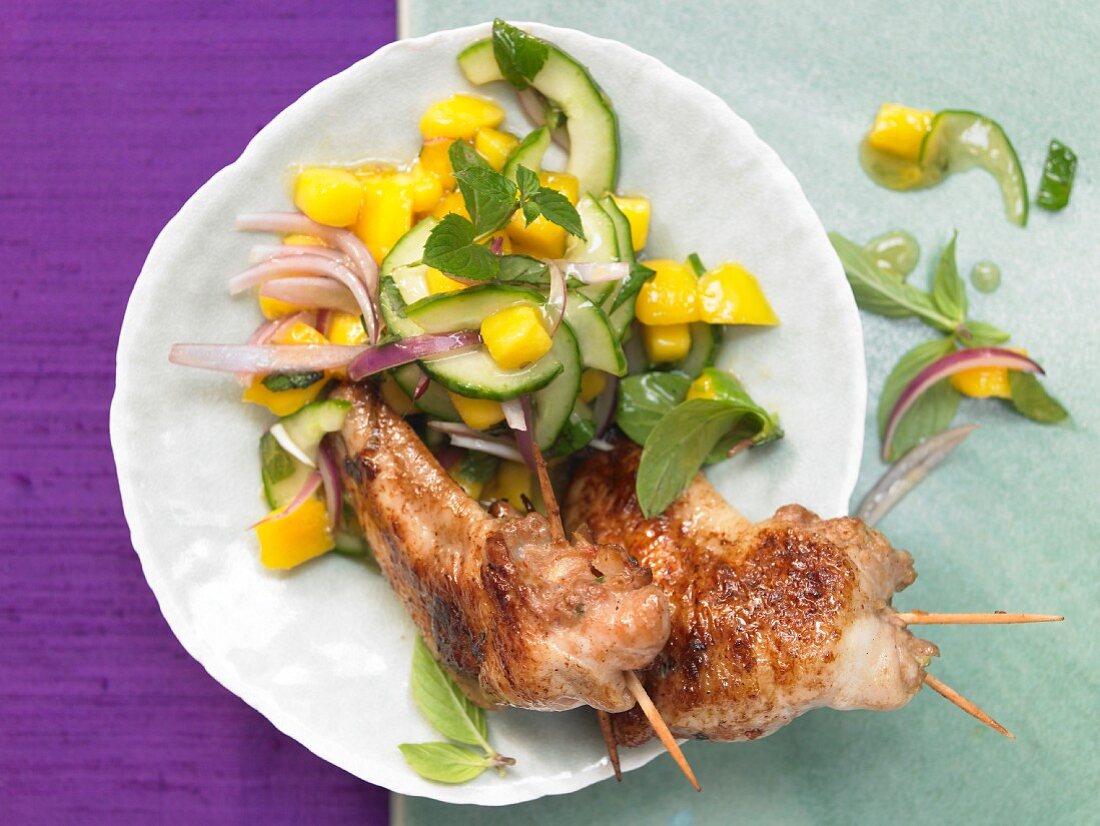 Gefüllte Hähnchenflügel mit Garnelen auf Mangosalat