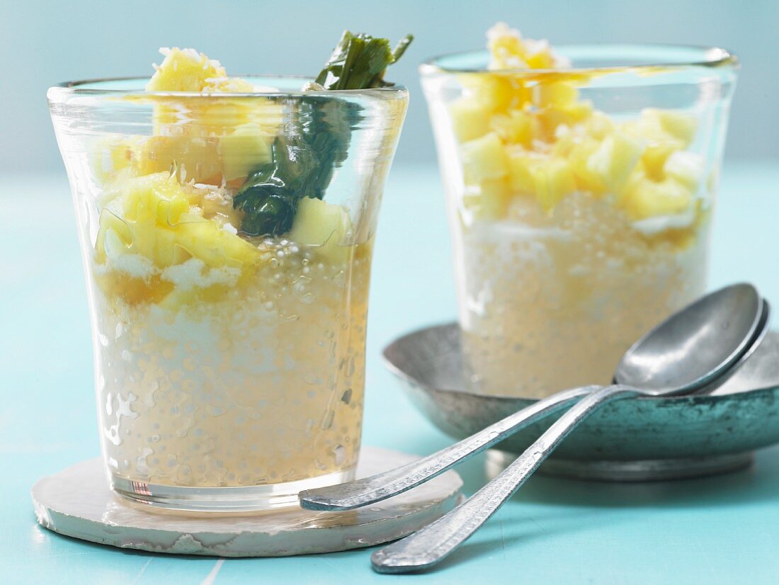 Tapiokapudding mit Früchten, Palmenzucker-Sirup und Kokos