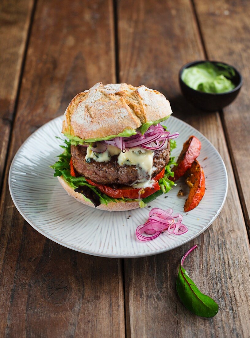 Burger mit Hokkaidokürbis und Blauschimmelkäse