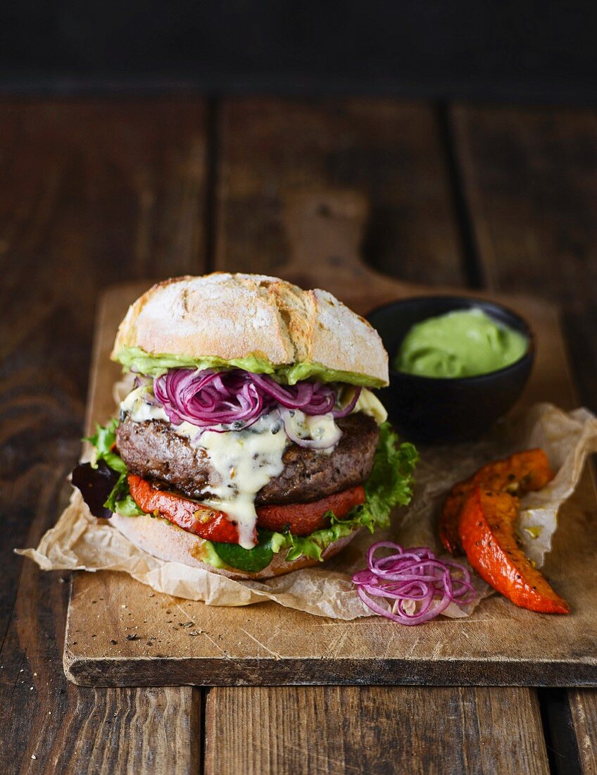 Burger mit Hokkaidokürbis und Blauschimmelkäse