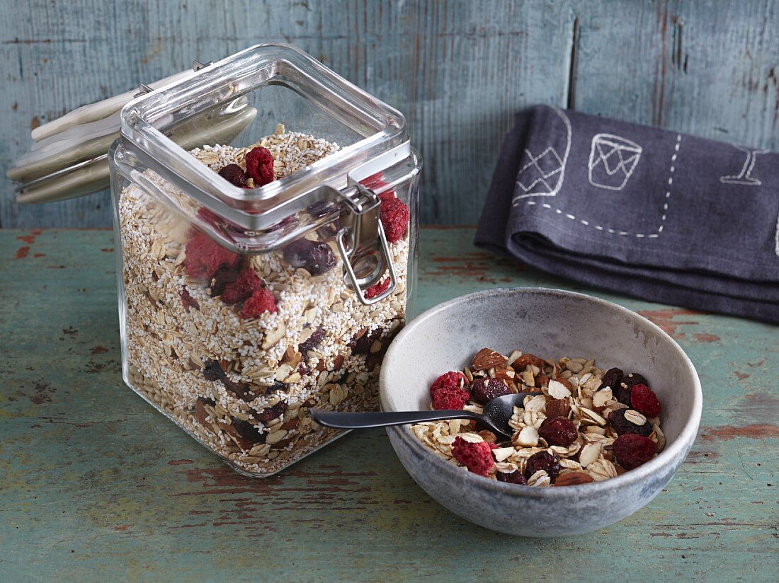 Amarant-Müsli mit Mandeln und getrockneten Beeren