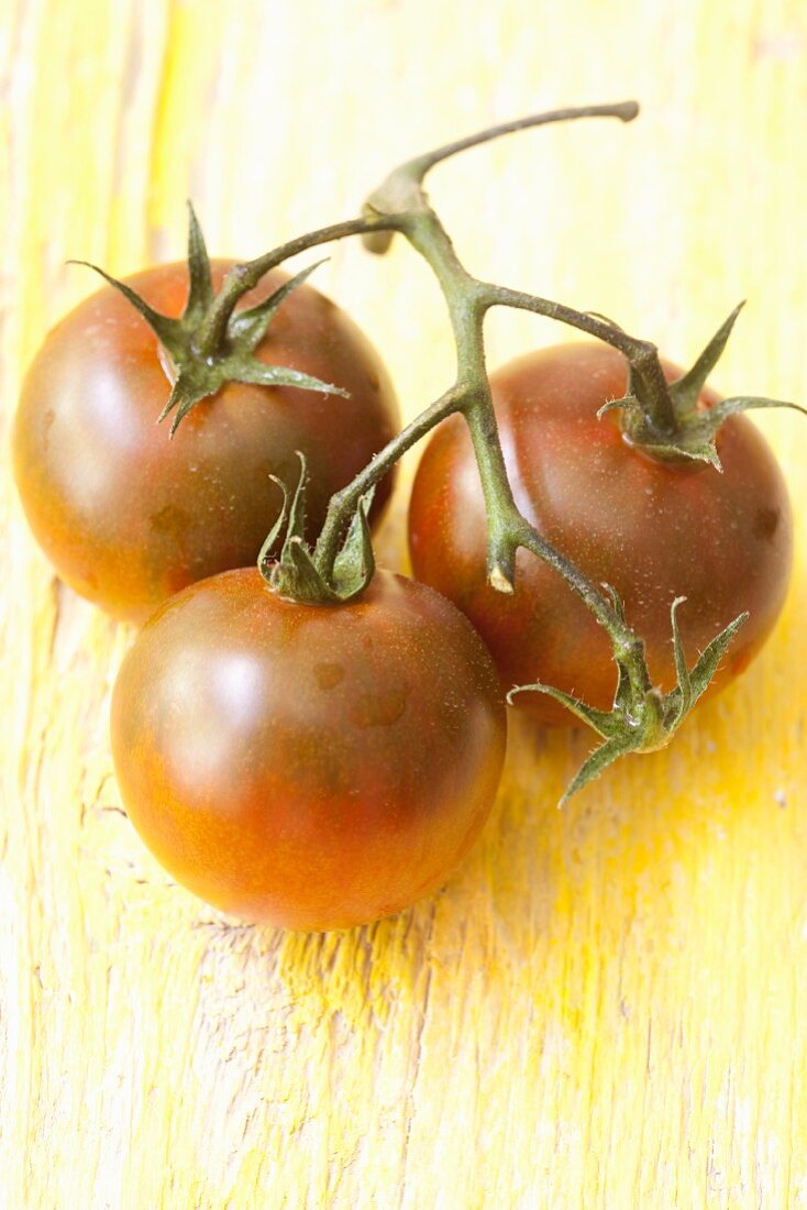 Organinc green zebra tomatoes on the vine