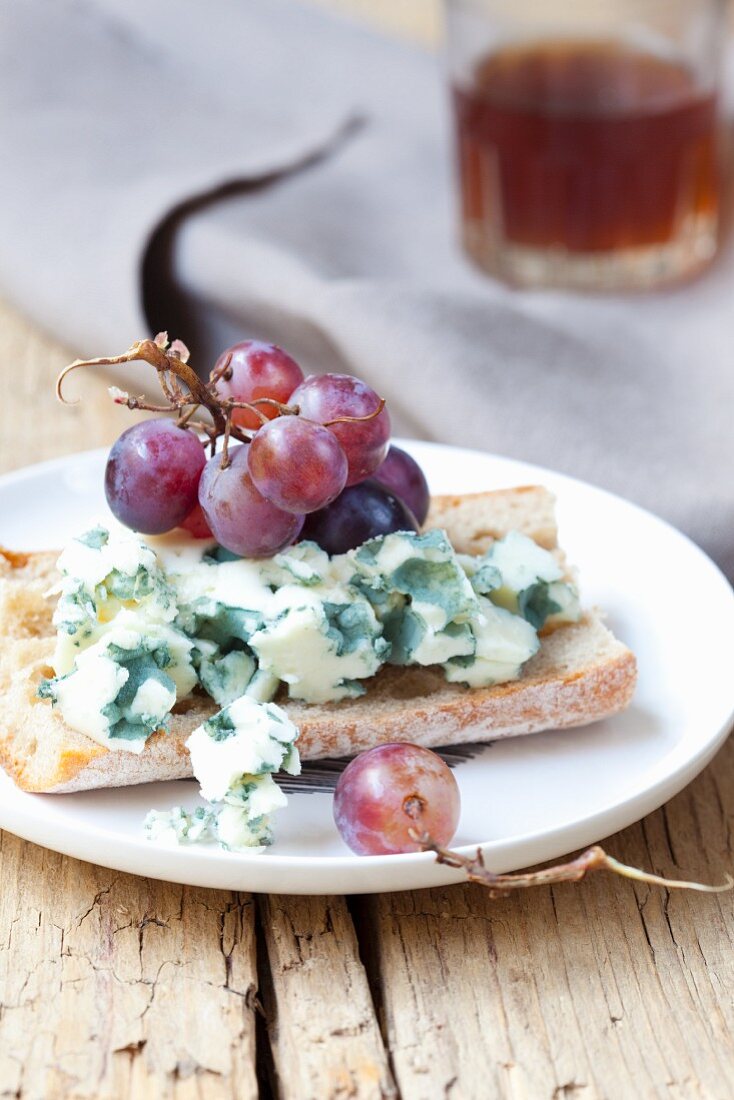 Tartine with Roquefort and grapes