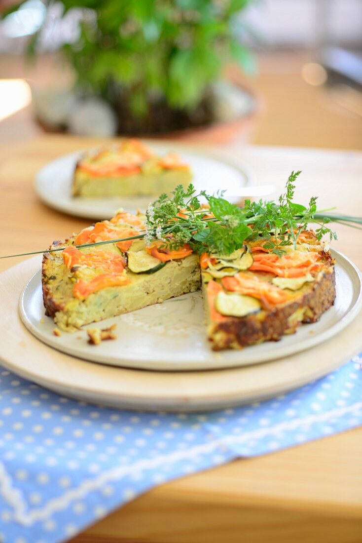 Kartoffeltorte mit Gemüsescheiben und Kräutern