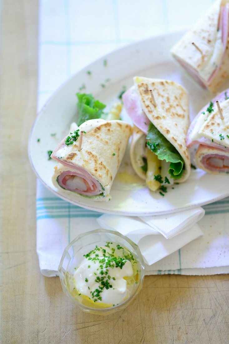 Wraps mit Spargel und Schinken