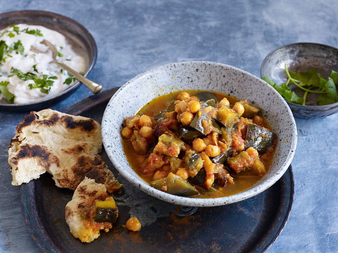 Vegan aubergine and chickpea curry (Pakistan)