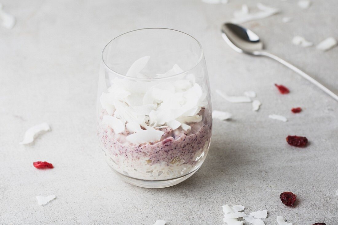 Reispudding mit Cranberries und Kokosnuss in einem Glas