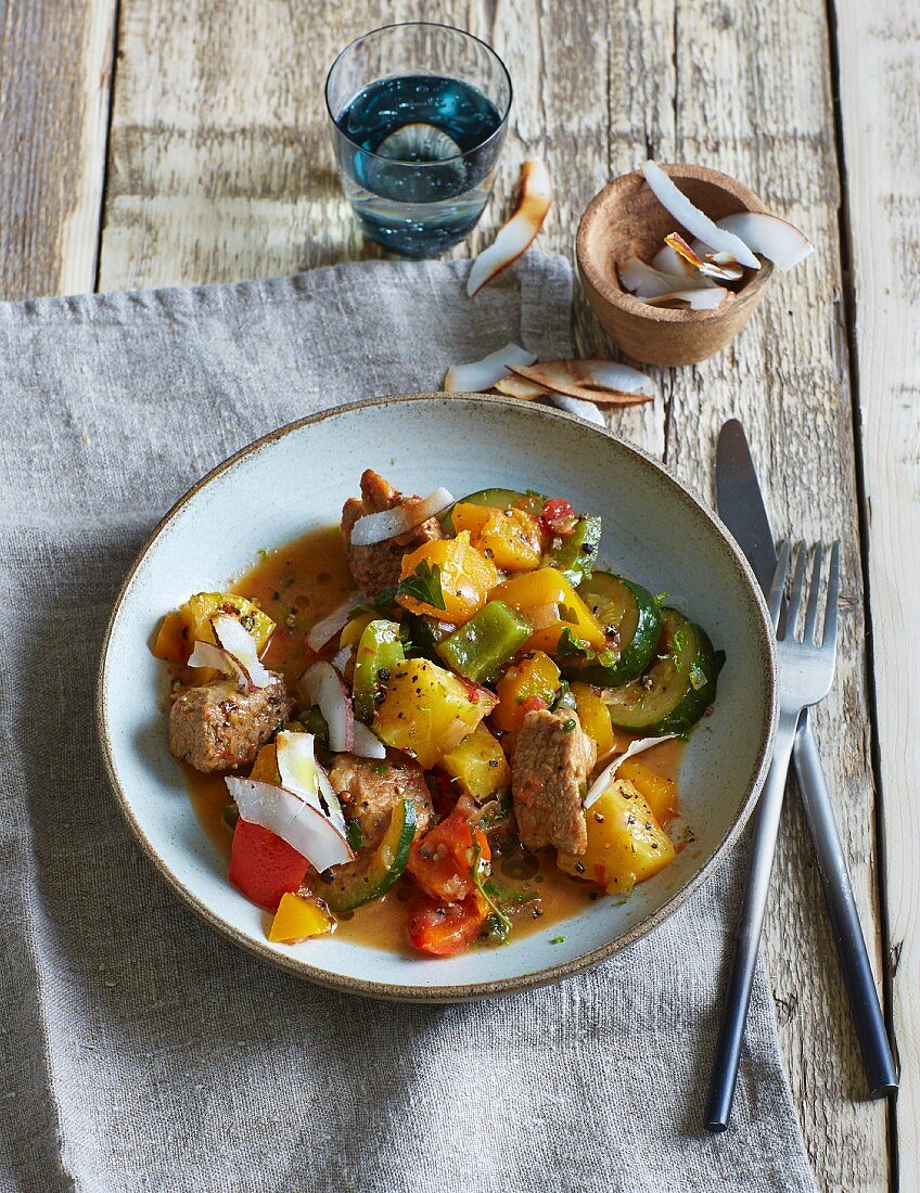 Scharfes Schweine-Colombo mit Gemüse und Ananas (Low Carb)